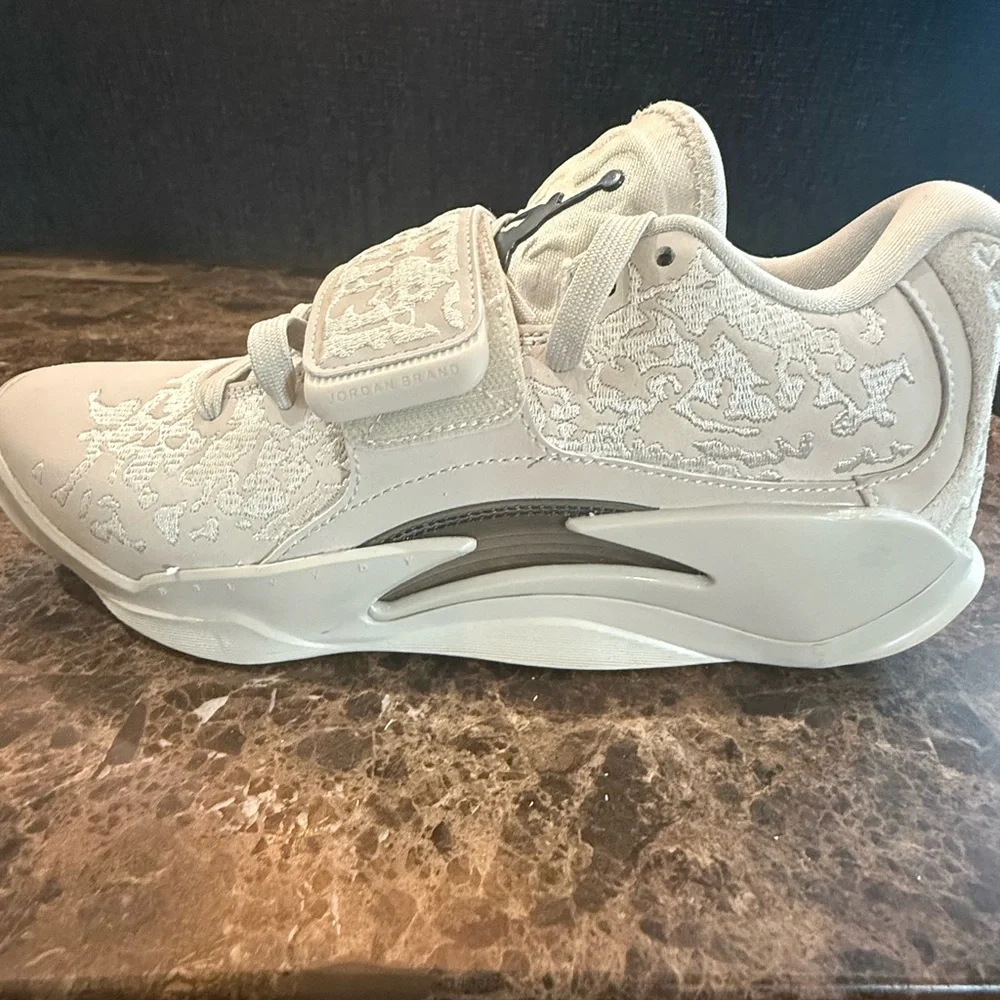 Nike. Air Jordan Zion 3 M.U.D. SE 'Light Bone'. Size 6.5.